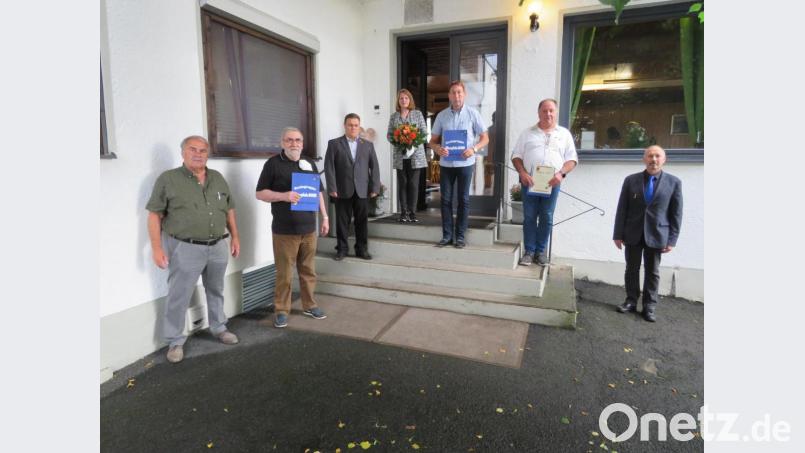 Jubilarsehrung im kleinen Kreis. Von links: Vorsitzender Engelbert Eckart, Peter Lorenz, Organisationsleiter Hartmut Schütze, Monika Müller, Henry Rehfeldt, Karl Stock und Kreisvorsitzender Manfred Zettl. Bild: adj