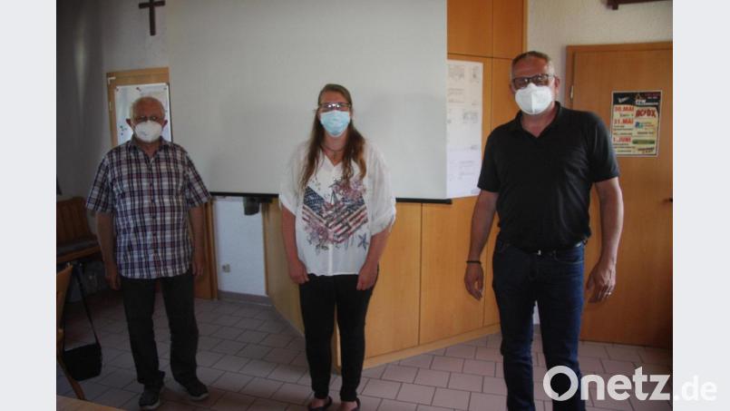 Bürgermeister Hubert Kraus bedankte sich bei Sandra Pinzer und Johann Spörrer (von rechts) für Organisation und Durchführung des ersten Seniorennachmittags nach dem coronabedingten Lockdown. Bild: wro