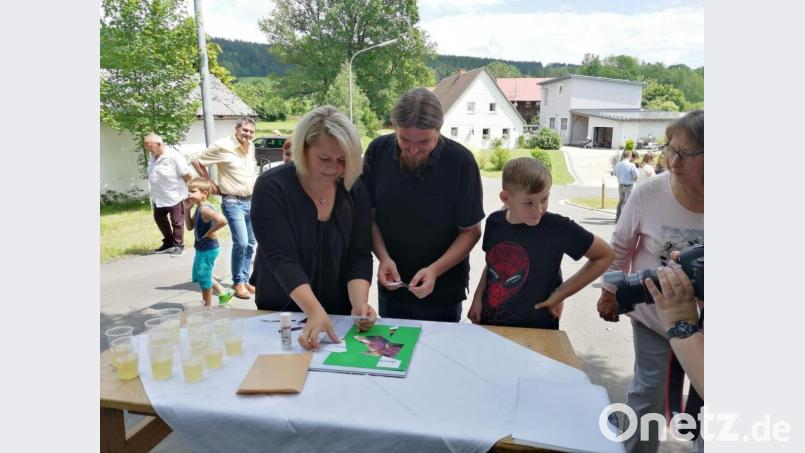 Auch Leo Mühlhofers Eltern Maria Rieger und Andreas Mühlhofer sowie sein größerer Bruder Ben versuchten sich an dem Puzzle. Bild: jsa