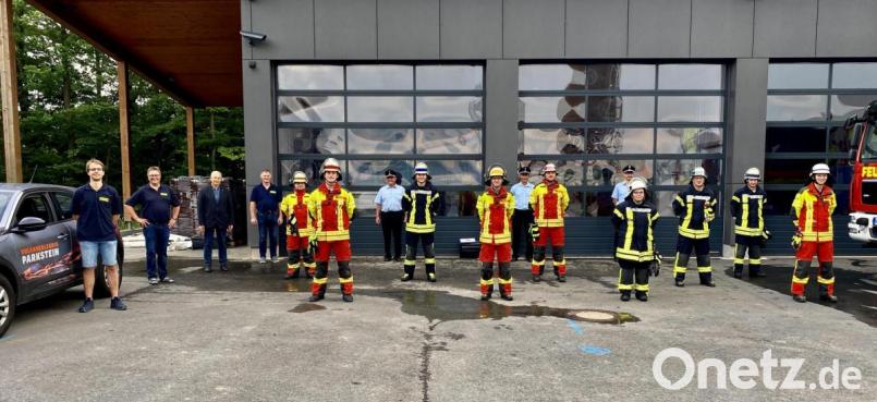 Eine Gruppe der Parkstein Feuerwehr hat die 28. Leistungsprüfung Technische Hilfeleistung erfolgreich abgeschlossen. Darüber freuten sich Kommandant Stefan Bäumler, Vorsitzender und Ausbilder Hans Wittmann, Zweiter Bürgermeister Josef Langgärtner (von links) sowie Kreisbrandinspektor Martin List (hintere Reihe, links) mit seinem Team. Bild: bey