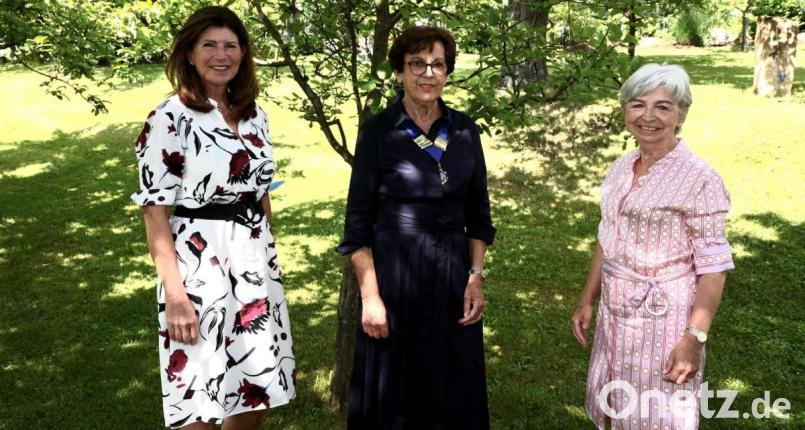 Anna Preuß (Mitte) aus Elbart führt für ein Jahr den Inner Wheel Club Weiden. Ihr gratulieren ihre Amtsvorgängerin Angela Baumann (rechts) und die neue Vizepräsidentin Iris-Angela Müller (links). Bild: usc