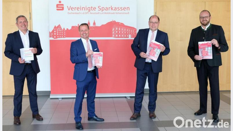 Zufrieden mit der Jahresbilanz zeigen sich (von links) Verwaltungsratsvorsitzender Joachim Neuß,
Vorstandsvorsitzender Gerhard Hösl, Vorstandsmitglied Johann Zach und Landrat Andreas Meier. Bild: Vereinigte Sparkassen