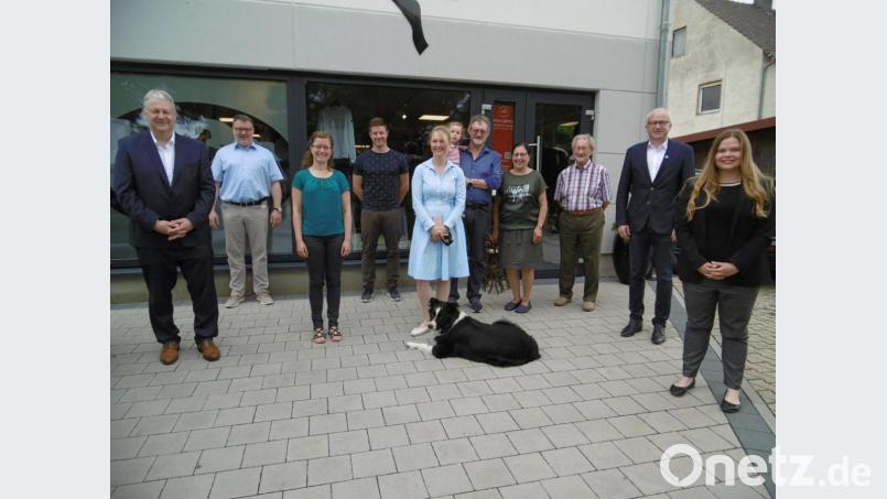 Landrat Richard Reisinger, Vertreter der Firma Förster sowie Bürgermeister Bernhard Lindner (Zweiter von rechts) und Angela Powalla, für die Wirtschaftsförderung des Landkreises (rechts) gratulieren der Familie Götz zum Innovationspreis. Bild: mma