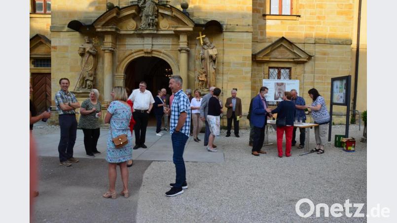 Ein Stehempfang für alle Jubelpaare schließt sich an den Gottesdienst zum Ehejubiläums-Tag der Pfarrei Ensdorf an. Bild: Eva Gröninger/exb