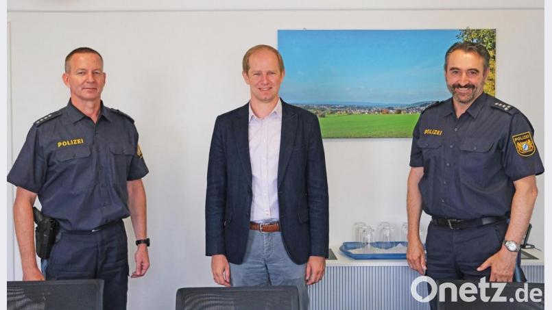 Von rechts: Leiter der Polizeiinspektion Nabburg Erster Polizeihauptkommissar Günther Vierl, Bürgermeister Konrad Kiener und Stellvertreter Polizeihauptkommissar Stefan Weinberger beim Sicherheitsgespräch im Rathaus Bild: twi