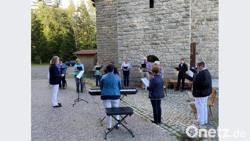 Margareta Heldmann hatte mit dem Steinwaldchor passende Lieder einstudiert. Bild: Holger Popp/exb