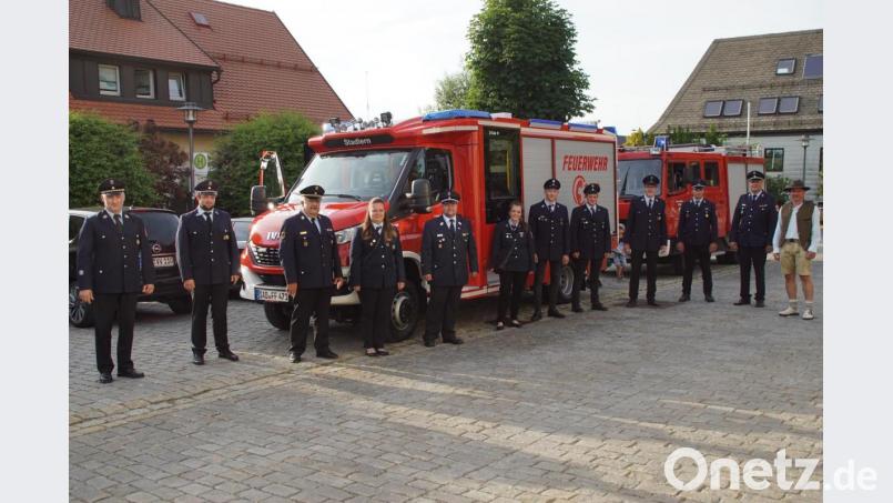 Die Führung der Ortsfeuerwehr freute sich mit Bürgermeister Gerald Reiter (rechts), Kreisbrandinspektor Richard Fleck (Dritter von links) und Kreisbrandmeister Christian Weinfurtner (Zweiter von rechts) über das neue Fahrzeug. Bild: mmj