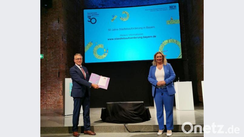 Staatsministerin Kerstin Schreyer bei der Übergabe der Auszeichnungsurkunde an Bürgermeister Franz Stahl. Bild: Stadt Tirschenreuth/exb