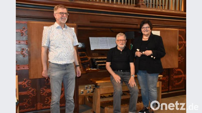 Dieses Trio gestaltete den Auftakt der musikalischen Mittagsandachten in St. Josef: (von links) Förderkreis-Vorsitzender Thomas Kreuzer, Luis Denz und Christa Bauer-Denz. Bild: hcz
