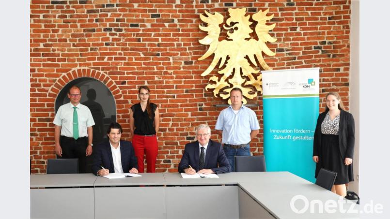 Im Rathaussaal unterschrieben Martin Naber von der Leonet AG und Bürgermeister Johannes Reger (sitzend von links) den Kooperationsvertrag zum Ausbau des Glasfasernetzes. Mit auf dem Bild (von links) der Breitbandpate der Stadt, Hubert Wojtenek, Martina Wilde von der Leonet, von der Breitbandberatung Bayern Eduard Maier sowie Fördermittelberaterin Verena Merkler von der Agentur Atenekom. Bild: JOCHEN NEUMANN 
ERBENDORF