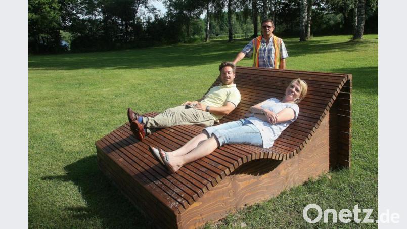 Die Relax-Liegen wurden im Bauhof – hier vertreten durch Leiter Michael Klarner (hinten) – angefertigt. Die Idee kam von Sabine Saller (vorne rechts). Gemeinsam mit Zweitem Bürgermeister Michael Dutz (vorne links) probierte sie die neuen Freizeitmöbel aus. Bild: wro