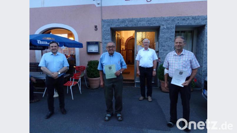Treue Mitglieder wurden bei der Jahreshauptversammlung der Sänger geehrt. Im Bild (von links) Pfarrer Konrad Amschl, Manfred Walter (25 Jahre), Vorsitzender Herbert Ulrich und Konrad Fischer (40 Jahre). Bild: Sigmund Schütz/exb