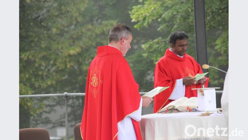 Mit einer Schar an Gläubigen aus Schnaittenbach war Pfarrer Josef Irlbacher einer alten Tradition folgend zum Mariahilfberg gewallfahrtet, wo er in Konzelebration mit Pfarrvikar Donald eine Wallfahrermesse mit den Pilgern feierte. Bild: ads