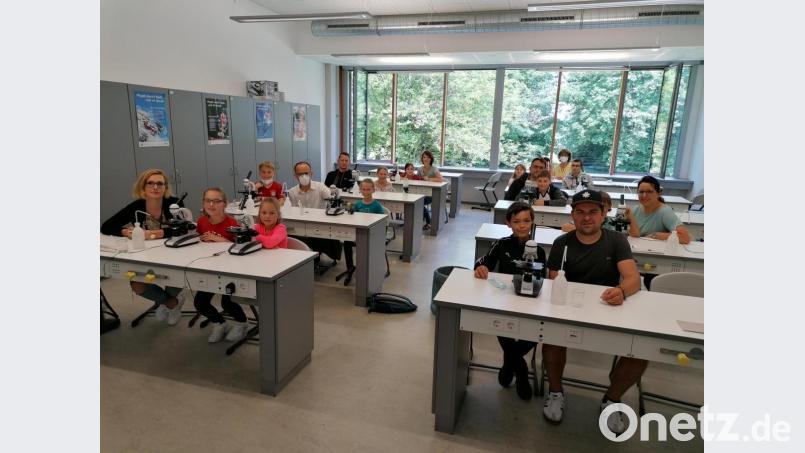 Die Teilnehmer eines der beiden VHS-Kurse mit dem Titel „Faszination Mikrokosmos – Durch das Mikroskop geschaut“. Bild: den