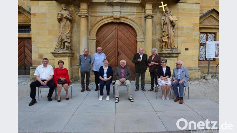 Seit 50 Jahren oder mehr verheiratet: Pfarrer Slawomir Niemczewski (Vierter von links) dankt den Ehejubilaren für ihr Erscheinen. Bild: Eva Gröninger/exb