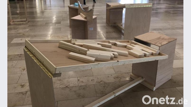 Eines der vielen nachgebauten Experimente, die nun in der Hahnbacher Schule bleiben und zum Ausprobieren einladen. Bild: mma