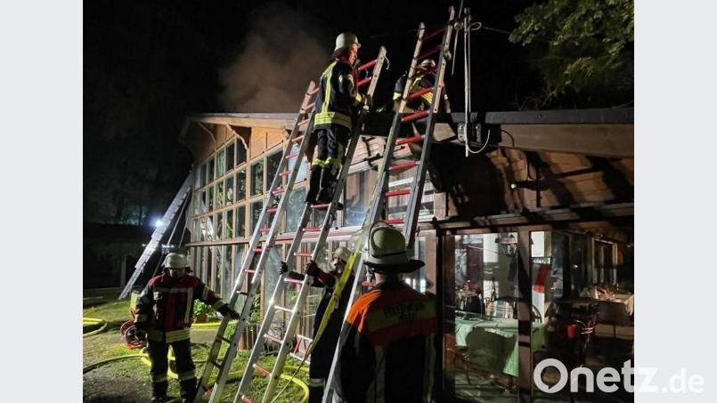 Um den Brand zu bekämpfen, mussten Feuerwehrleute mit tragbaren Steckleiter-Teilen vorgehen und auf das Dach steigen. Bild: Feuerwehr Marktredwitz/exb