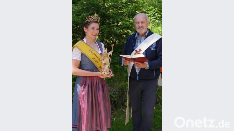 Diakon Franz Lautenbacher, im Bild mit Honigkönigin Katharina Gegg, segnete eine Statute des heiligen Ambrosius. Bild: gis