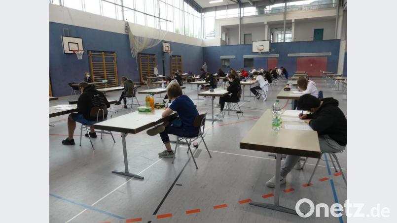Ein Vorgeschmack auf die nächste Reise erwartet die Abschlussschüler des M-Zweigs der Wirtschaftsschule im Fach Mathematik zum Auftakt der schriftlichen Prüfungen. Bild: rn