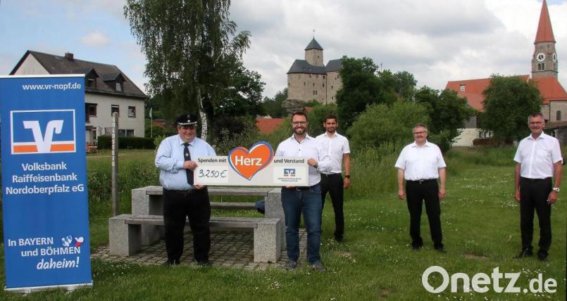 Den symbolischen Scheck übernahmen Hubert Schedl und Matthias Grundler (von links). Dazu eingeladen hatten Regionalmarktleiter Berthold Bauer, Geschäftsstellenleiter Wolfgang Meister und Individualkundenbetreuer Andreas Schuller (von rechts) im Namen der Volksbank Raiffeisenbank Nordoberpfalz. Bild: wro