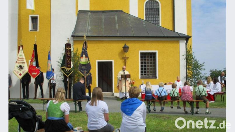 Unter freiem Himmel feierte Pfarrer Hans Spitzhirn mit den Gläubigen den Patroziniumsgottesdienst der Wallfahrtskirche zu den 14 Hl. Nothelfern in Söllitz. Bild: bnr