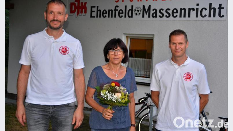 Die beiden Vorsitzenden Stefan Kummer (links) und Stefan Basler (rechts) danken Hildegard Brunner für ihr Engagement für die DJK Ehenfeld-Massenricht. Bild: fdl