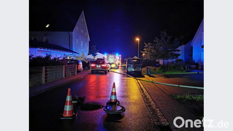 Weil Äste den Kanal verstopft hatten, suchte sich das Wasser einen anderen Weg – den in einen Keller in der Eisersdorfer Au. Mit einer Tauchpumpe legte die Kemnather Wehr die Räumlichkeiten wieder trocken. Bild: mde
