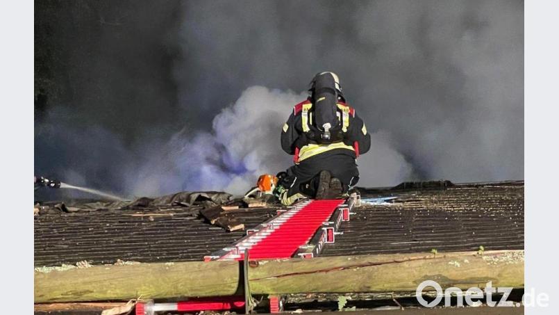 Mit Rettungssägen gelang es den Einsatzkräften, das Dach per Hand zu öffnen und das Feuer zu bekämpfen. Bild: Feuerwehr Marktredwitz/exb