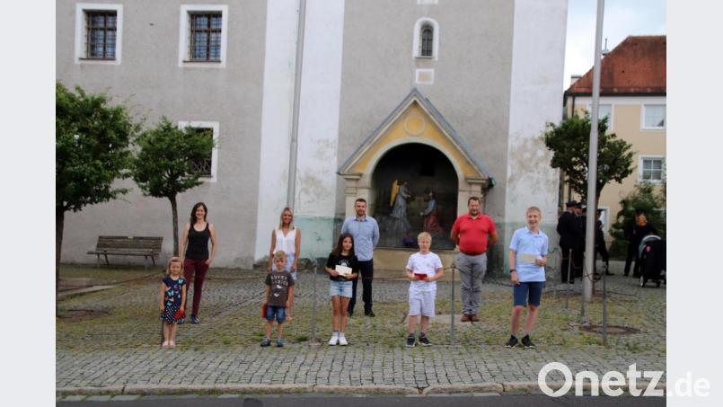 Susanne Reithmayer, Cornelia Träger, Andreas Reindl und Andreas Eckert (hinten, von links) vom CSU-Ortsverband Pressath überreichten den Gewinnern der Tour 1 bei der Schnitzeljagd die Preise. Bild: jma
