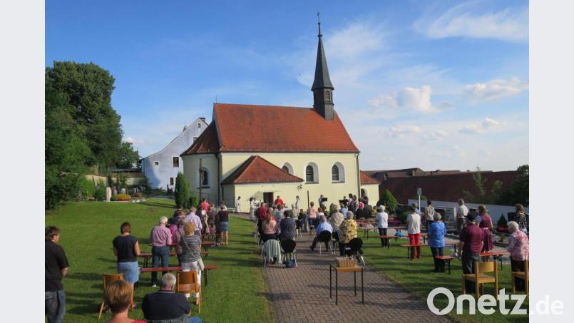 Das Patrozinium ihrer Kirche feiern die Paulsdorfer mit einem Festgottesdienst, den Plan Florian Weidler zelebriert. Bild: Christine Schwarz/exb