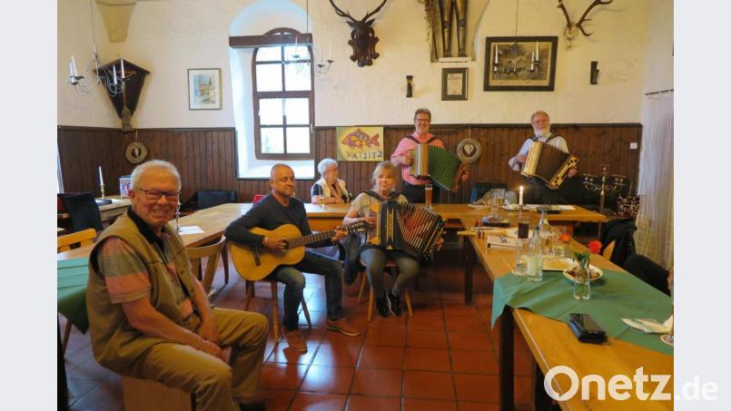 Sie haben während der Corona-Pandemie nichts verlernt. Sebastian Zeitler, Karl-Heinz Böhm, Christine Bleiber, Erwin Hornauer und Herbert Storek (von links) spielten zusammen flotte Polka. Bild: jzk