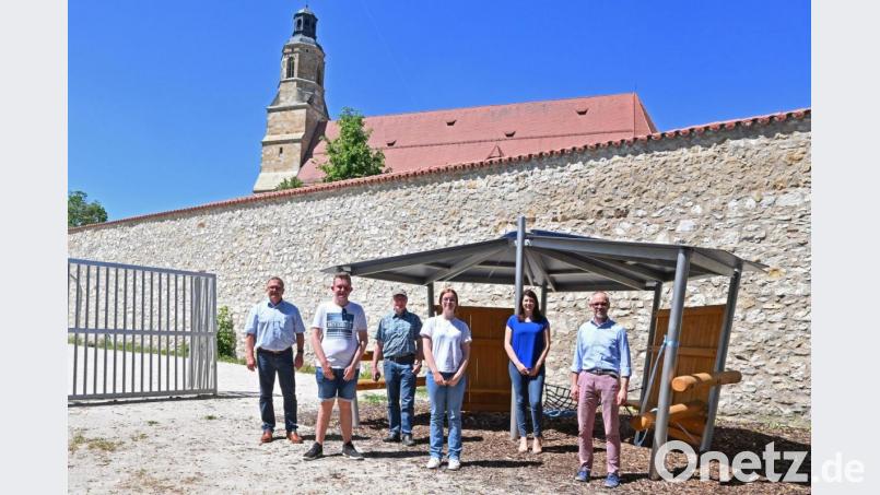 Jasmin Raabe (Vierte von links) und Marcel Rybczynski (Zweiter von links) waren die Premierengäste auf dem neuen Jugendplatz am Malteser. Bild: Thomas Graml/Stadt Amberg