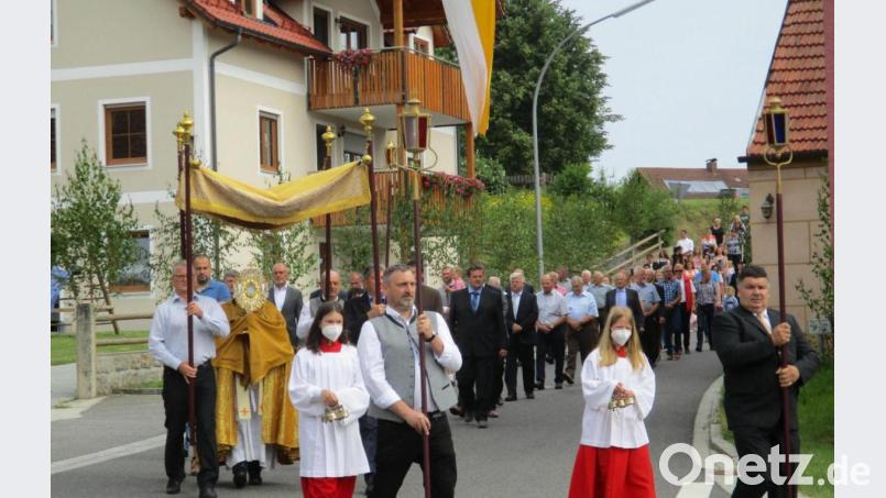 Die eucharistische Prozession durch den festlich geschmückten Ort ist der Höhepunkt des Patroziniumsfestes.der Wallfahrtskirche in Söllitz. Bild: bnr