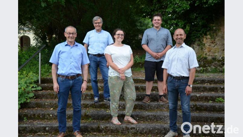 Von links: Erwin Geitner, Bürgermeister Markt Rieden, Klaus Hernes, Jugendbeauftragter Gemeinde Ensdorf, Helena Schubert von der gemeindlichen Jugendpflege, Philipp Haas, Jugendbeauftragter Markt Rieden, Hans Ram, Bürgermeister Gemeinde Ensdorf. Bild: Eva Gröninger/exb