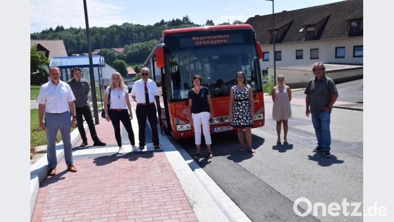 Für den barrierefreien Ausbau von drei Bushaltestellen hat die Gemeinde Ebermannsdorf 224 000 Euro ausgegeben (von links): Bürgermeister Erich Meidinger, Patrick Strachotta (Firma Englhard), Katrin Schißlbauer (RBO), Busfahrer Manfred Müller, Claudia Scharnagl (Seuss Ingenieure), Anna Lena Braun (Gemeinde Ebermannsdorf), Christina Drick ((ZNAS) und Roland Kiesecker (Seuß Ingenieure). Bild: bö