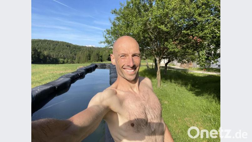 Rainer Steuerl in seinem neuen Pool: 25 Meter lang und breiter als im vergangenen Jahr, nämlich fast zwei Meter. fünfzig. Rund 75 Kubikmeter Wasser hat er eingefüllt. Bild: Steuerl/exb