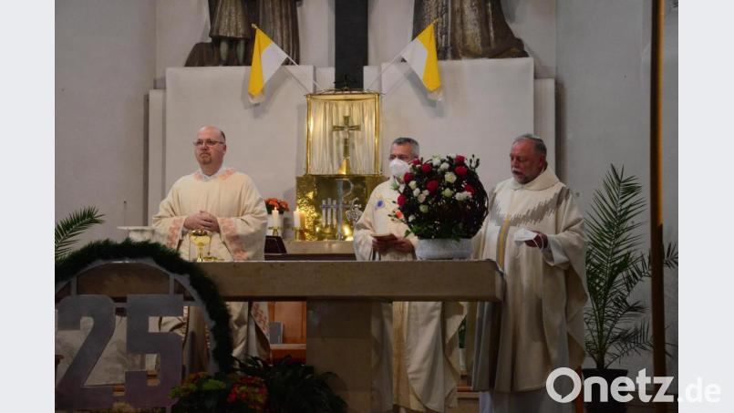 Die drei Jubilare sind (von links) Dekan Johannes Lukas, Diözesanjugendpfarrer Christian Kalis und der Pfarrer von Michldorf, Alfons Forster. Bild: Kunz