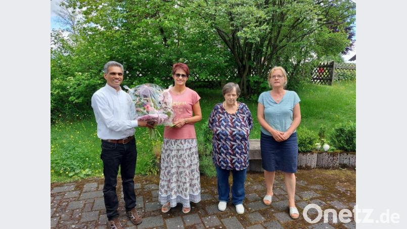 Sabine König (Zweite von links) wurde von Pater Joy im Rahmen einer kleinen Feier als Pfarrgemeinderatssprecherin verabschiedet. Ihre Nachfolge tritt Gabi Bauer (Dritte von links) an. Bild: Pfarrei Brand/exb