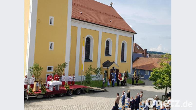 Auf dem Kirchplatz in frischer Luft wurde heuer das Patrozinium St. Petrus und Paulus der Pfarrkirche mit Pfarrer Udo Klösel und Diakon Herbert Sturm gefeiert. Bild: gi