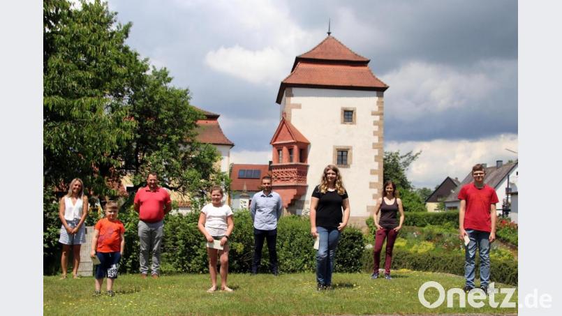 Cornelia Träger, Andreas Reindl, Andreas Eckert und Susanne Reithmayer (hinten, von links) mit den Gewinnern der Tour 2. Bild: jma