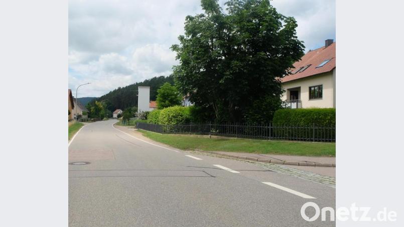 Ab der Einmündung der Straße „An der Salzleite“ soll die Verkehrssituation für die Fußgänger verbessert werden Laut Prüfung des Staatlichen Bauamts Amberg-Sulzbach sei die Errichtung eines Gehweges die verkehrssichere Lösung. Bild: ohr
