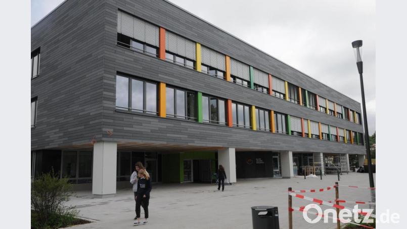Hier lernt es sich gleich leichter: Eine neue und bunte Fassade umhüllt den sanierten Bestandsbau. Am Dach befindet sich ein ausgeklügeltes Lüftungssystem. Bild: ige