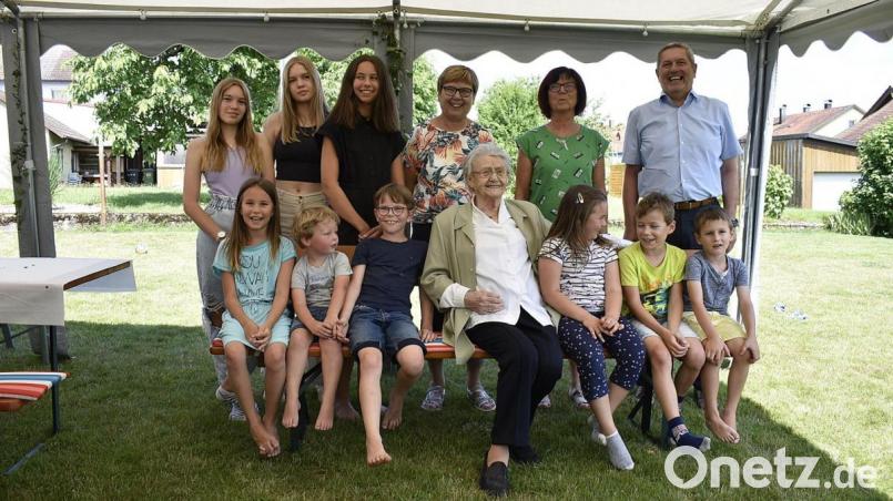 Über viele Gratulanten freute sich Theresia Vetterl (vorne Mitte) an ihrem 95. Geburtstag. Glückwünsche überbrachten ihre Töchter Christine (links hinter ihr) und Luise (rechts hinter ihr), ihre Enkel und Urenkel sowie Bürgermeister Joachim Neuß (rechts). Bild: sck