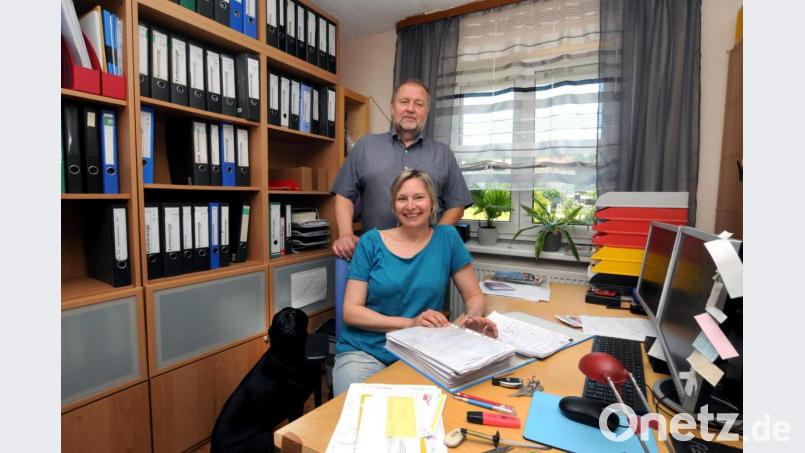 Nina und Leonhard Oberndorfer kämpfen für ihr Busunternehmen Reise Leo, das wegen Corona unverschuldet in die Krise geraten ist. Nach der Berichterstattung in der Amberger Zeitung erhalten die beiden viel Zuspruch. Bild: Stephan Huber