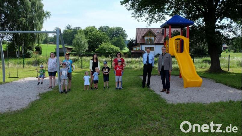 Der neue Spielplatz in Pilmersreuth am Wald wird von den Familien gut angenommen. Davon konnte sich Bürgermeister Franz Stahl (rechts) überzeugen. Für die Initiative, den Spielplatz anzulegen, dankte Stahl dem Vorsitzenden der Feuerwehr, Hubert Schuller (Zweiter von rechts). Bild: Stadt Tirschenreuth/exb
