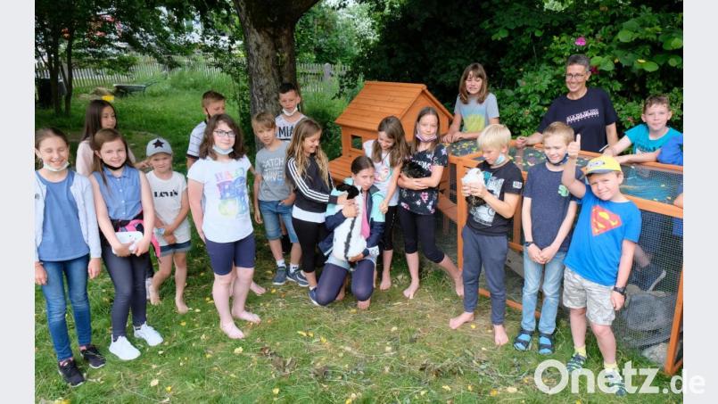 Die Kinder der vierten Klasse der Grundschule Am Rauhen Kulm freuen sich mit Klassenlehrerin Ingrid Schmidt (hinten, Zweite von rechts) über das neue Zuhause von &quot;Hase Flocke&quot; und der geselligen Meerschweinchen. Bild: do