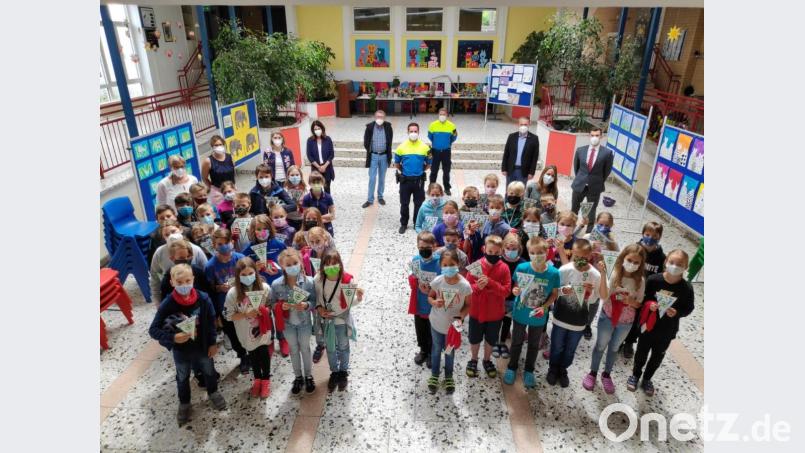 Alle 42 Viertklässler der Grundschule Poppenricht schaffen die Radfahrprüfung. Bild: Susanne Engelhardt/exb
