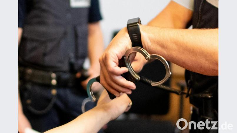 Die Polizei kannte den Dieb, der ein Mobiltelefon aus eiern Handtasche geklaut hatte. Die Handschellen klickten bereits kurz nach der Tat. Symbolbild: Patrick Seeger