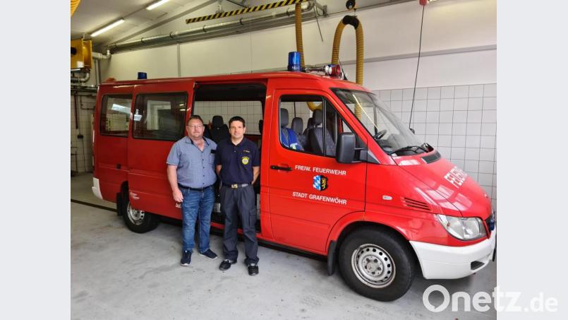 Kommandant Alexander Richter und Schlauchgerätewart Dieter Lorenz verabschieden &quot;Rosi&quot; und freuen sich auf das neue Mehrzweckfahrzeug. Bild: sne