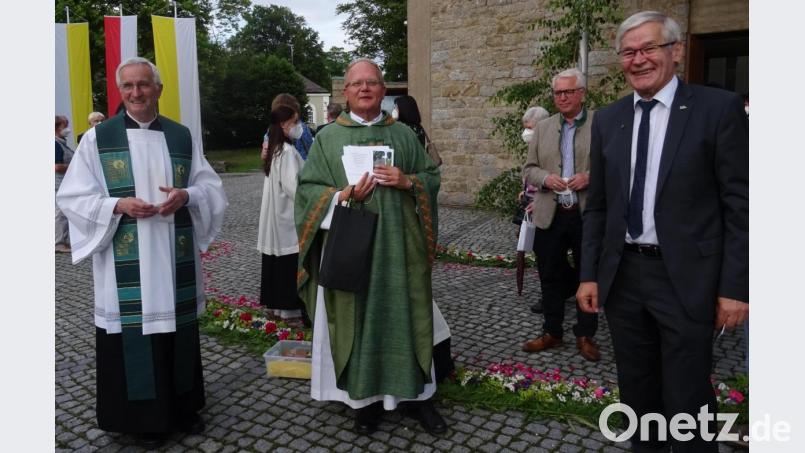 Glückwünsche zum Priesterjubiläum von Jürgen Herr (Bildmitte) sprach auch Zweiter Bürgermeister Horst Geißel (rechts) aus. Links im Bild Pfarrer Josef Triebenbacher. Bild: apr